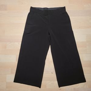 Athleta tribeca cropped pants with snaps, black size 4p with front/ back pockets